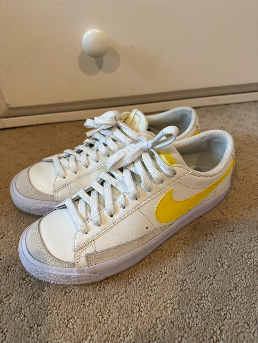 Nike Low-Top White Sneakers with Yellow Swoosh